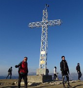 48 Alla croce di vetta del Linzone (1392 m) con aria gelida
